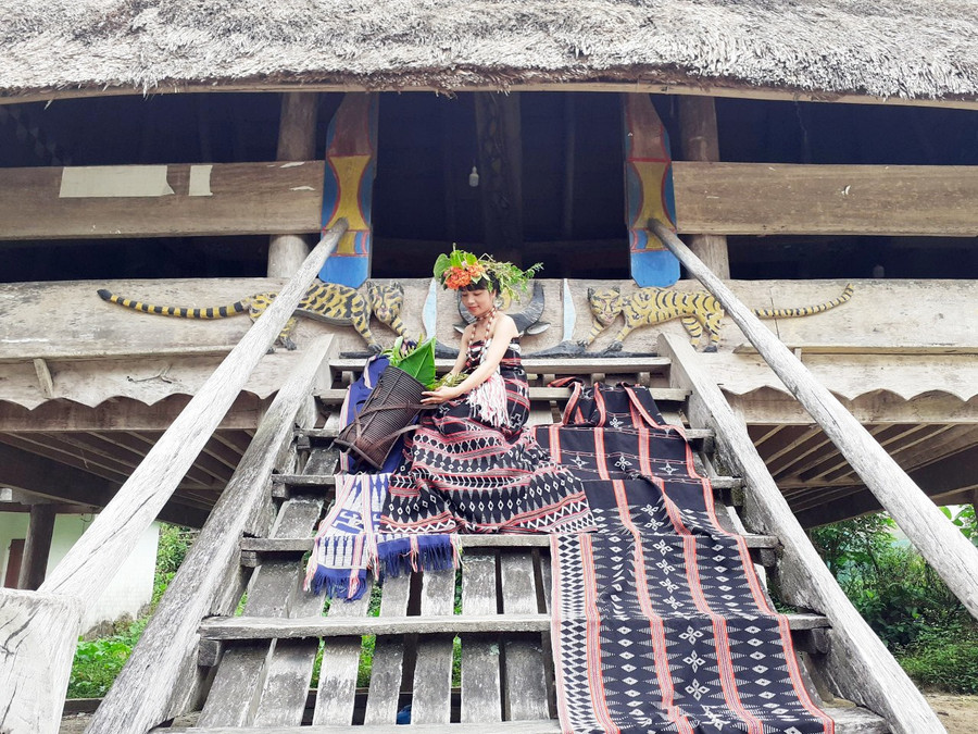 Những video do Alăng Thị Công sản xuất trên kênh Youtube về trang phục truyền thống, phong tục độc đáo của đồng bào Cơ Tu thu hút nhiều lượt xem.