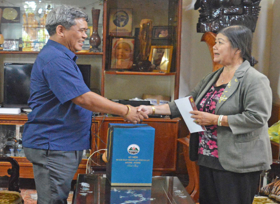 Chủ tịch Ủy ban MTTQ Việt Nam tỉnh thăm bà Nay Lan. Ảnh: Anh Huy