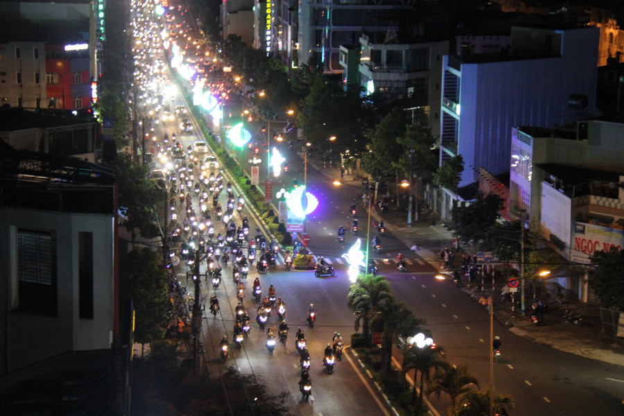 Hàng ngàn người dân đã đổ ra đường ăn mừng tại TP. Pleiku. Ảnh: Văn Ngọc