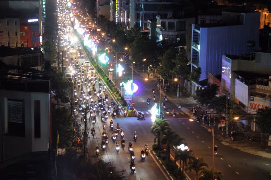 Hàng ngàn người dân đã đổ ra đường ăn mừng tại TP. Pleiku. Ảnh: Văn Ngọc