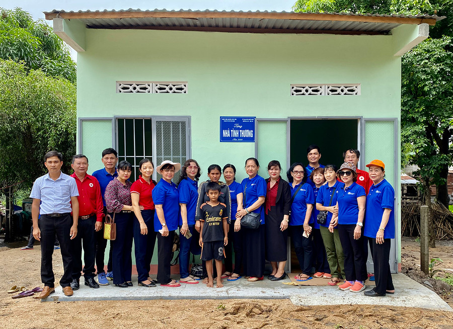 Đoàn công tác trao nhà tình thương cho gia đình chị Rah Lan H’Tui hộ nghèo bôn Ia Rniu (xã Ia Broăi, huyện Ia Pa). Ảnh: Mai Linh Đoàn công tác trao nhà tình thương cho gia đình chị Rah Lan H’Tui hộ nghèo Bôn Ia Rniu, xã Ia Broăi, huyện Ia Pa. Ảnh: Mai Linh