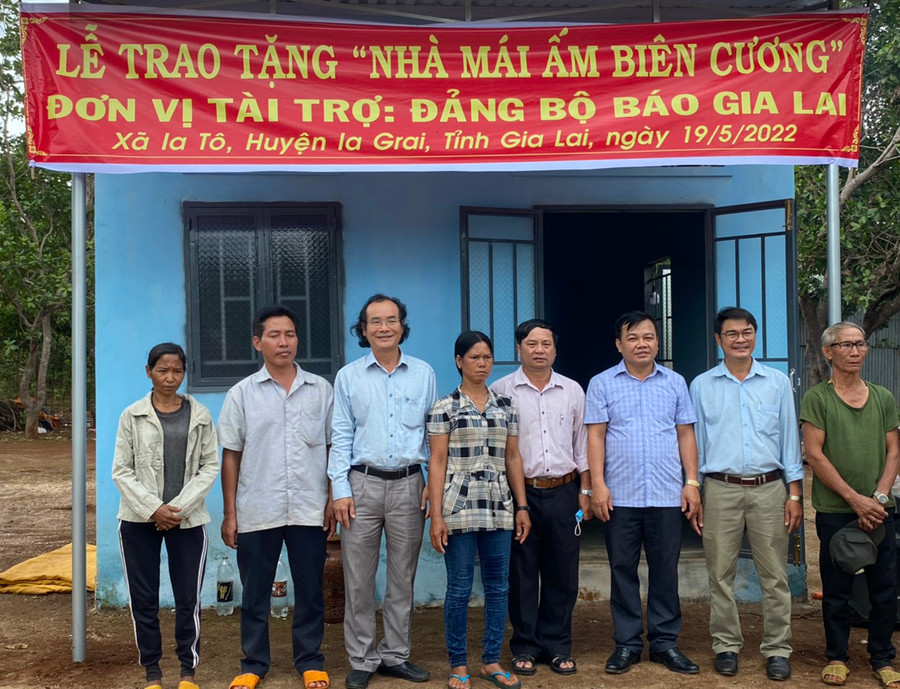 Đảng bộ Báo Gia Lai tài trợ 50 triệu đồng để xây dựng ngôi nhà mới cho bà Rơ Châm Lem (thứ 4 từ trái sang; làng De Lung 2, xã Ia Tô, huyện Ia Grai). Ảnh: Sơn Ca  Đảng bộ Báo Gia Lai tài trợ 50 triệu đồng để xây dựng ngôi nhà mới cho bà Rơ Châm Lem (thứ 4 từ trái sang; làng De Lung 2, xã Ia Tô, huyện Ia Grai). Ảnh: Sơn Ca