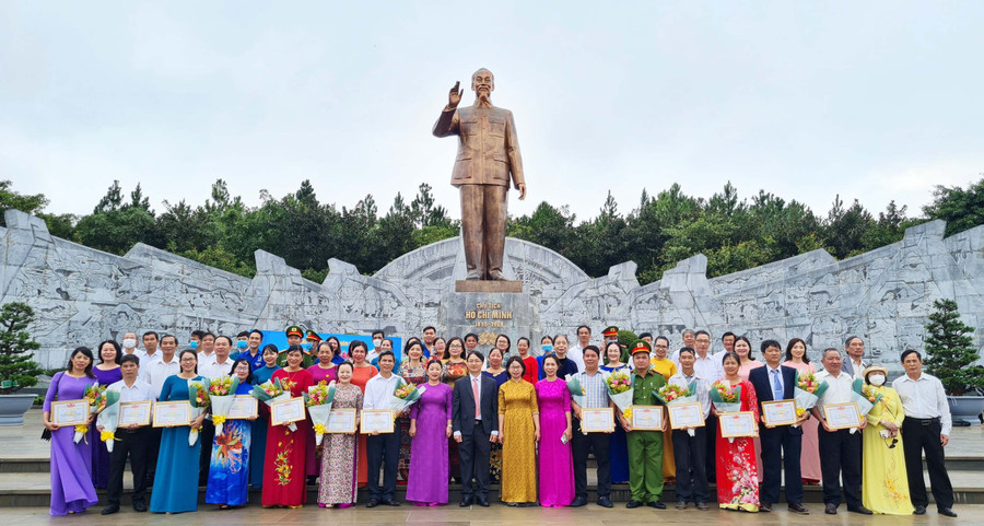 Cán bộ, đảng viên và nhân dân tham dự buổi lễ chụp hình kỷ niệm. Ảnh: Hồng Thương