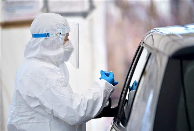 Nhân viên y tế lấy mẫu xét nghiệm COVID-19 cho người dân tại Minsk Mazowiecki, Ba Lan ngày 26/1/2022. Ảnh: PAP/TTXVN