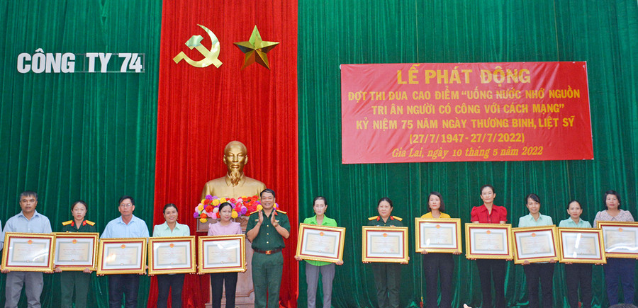  Đại tá Nguyễn Thăng Thanh-Bí thư Đảng ủy, Phó giám đốc Công ty 74 trao Huy chương Chiến sĩ vẻ vang cho cán bộ, nhân viên đơn vị. Ảnh: Sơn Tùng