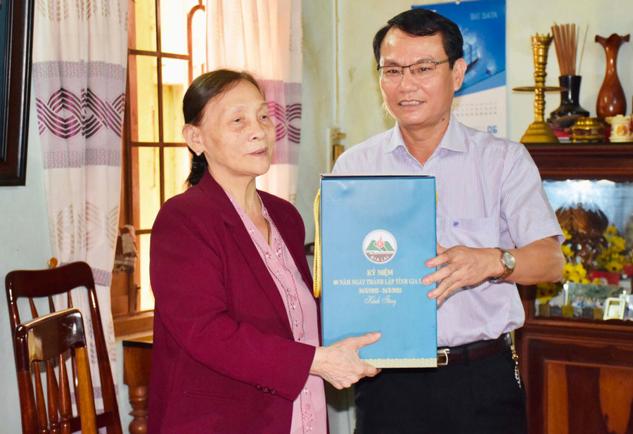 Thay mặt lãnh đạo tỉnh, Bí thư Thành ủy Pleiku Trịnh Duy Thuân đã tới thăm, tặng quà gia đình ông Phạm Văn Thạnh-nguyên Ủy viên Ban Thường vụ Tỉnh ủy, Bí thư Thành ủy Pleiku. Ảnh: Trần Dung