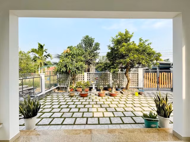 Quá trình cải tạo, ngôi nhà được giữ nguyên phần móng và khung tường trước đó.