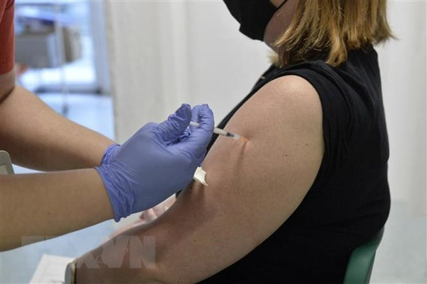 Nhân viên y tế tiêm vaccine phòng COVID-19 cho người dân tại Budapest, Hungary, ngày 22/11/2021. (Ảnh: AFP/TTXVN) Nhân viên y tế tiêm vaccine phòng COVID-19 cho người dân tại Budapest, Hungary, ngày 22/11/2021. (Ảnh: AFP/TTXVN)