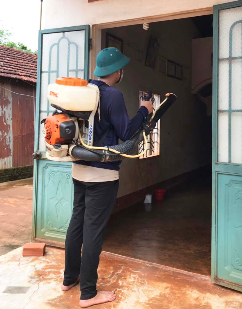 Cán bộ Trung tâm Y tế huyện Ia Grai phun hóa chất, xử lý ổ dịch tại thôn 3, xã Ia Krai. Ảnh: Phương Lộc