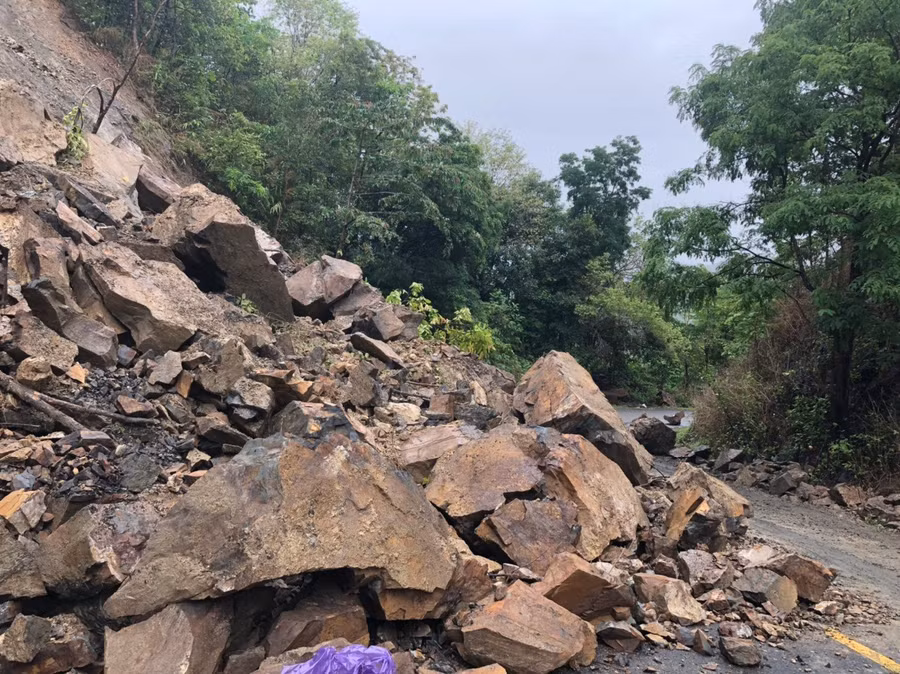 Sạt lở trên quốc lộ 28B (đoạn qua Bình Thuận) do mưa lớn. Ảnh: Thành Công