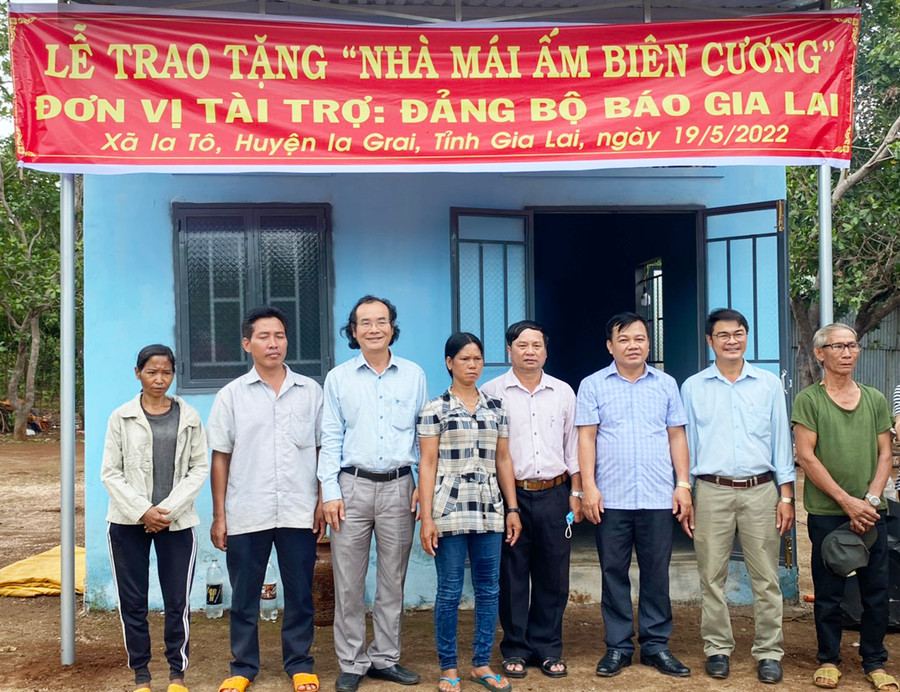 Căn nhà Mái ấm biên cương do Đảng bộ Báo Gia Lai tài trợ xây dựng góp phần giúp bà con nghèo trên địa bàn xóa nhà tạm bợ, dột nát. Ảnh: Sơn Ca