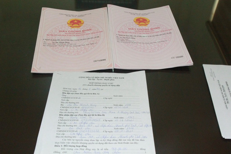 Bìa đất giả cùng các hợp đồng kinh tế mà đối tượng Hằng dùng để lừa đảo các nhà đầu tư.