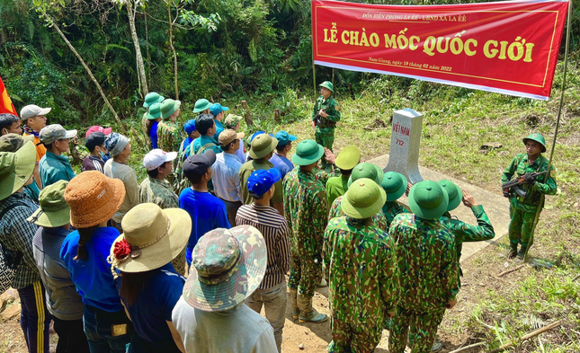 Thiêng liêng giây phút chào cột mốc chủ quyền biên cương. Ảnh: Nguyễn Thành Thiêng liêng giây phút chào cột mốc chủ quyền biên cương .Ảnh: Nguyễn Thành