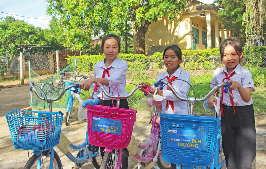 Các em học sinh Trường Tiểu học Sơn Lang (xã Sơn Lang, huyện Kbang) vui mừng khi được nhận xe đạp từ chương trình “Nâng bước đến trường”. Ảnh: Phan Lài