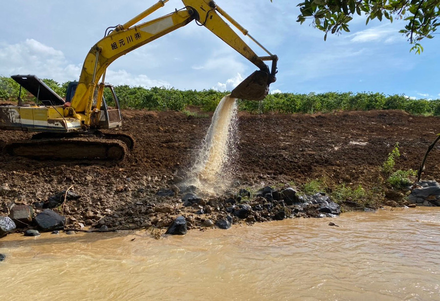 Thị trấn Ia Ly đã triển khai lực lượng bồi hoàn lại mặt bằng như cũ ở suối đá cổ. Ảnh: Hoành Sơn