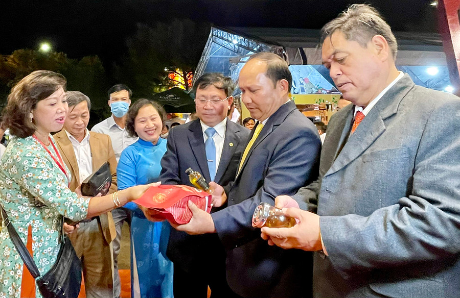 Các đồng chí lãnh đạo tỉnh tham quan gian hàng OCOP tại hội chợ. Ảnh: Minh Triều Các đồng chí lãnh đạo tỉnh tham quan gian hàng OCOP tại Hội chợ. Ảnh: Minh Triều