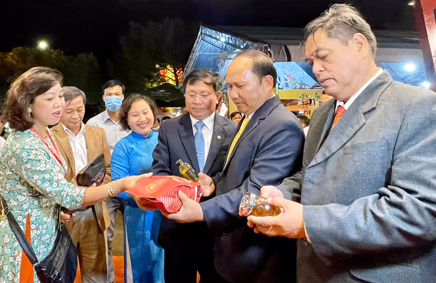 Các đồng chí lãnh đạo tỉnh tham quan gian hàng OCOP tại Hội chợ. Ảnh: Minh Triều