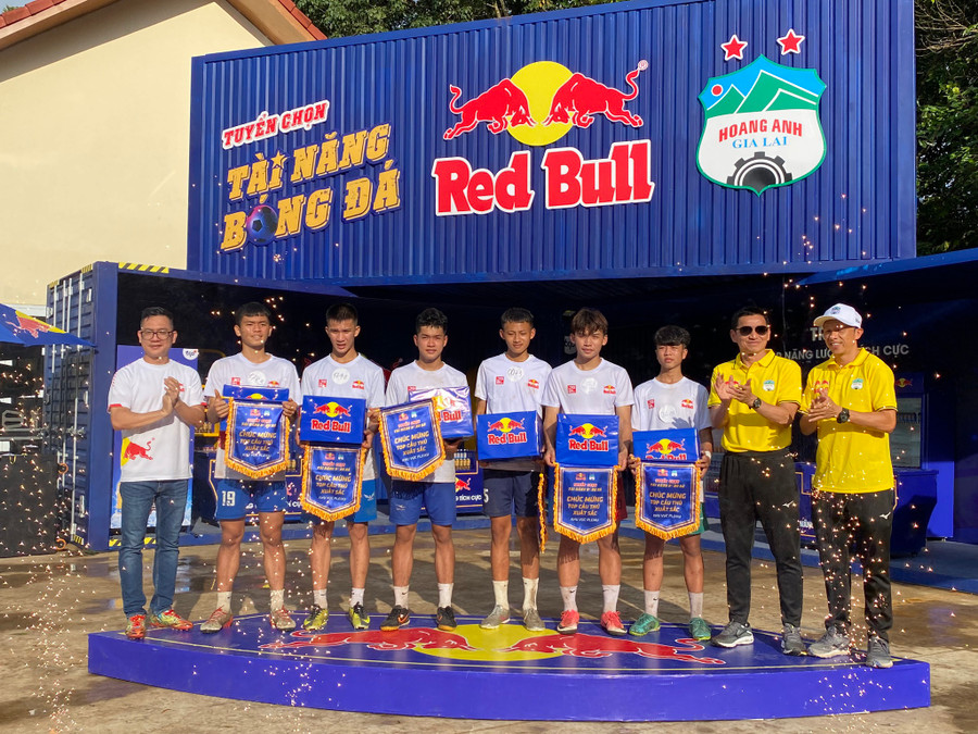 HLV Kiatisak chúc mừng 6 bạn trẻ lọt vào VCK ở TP.HCM. Ảnh: Linh Nhi