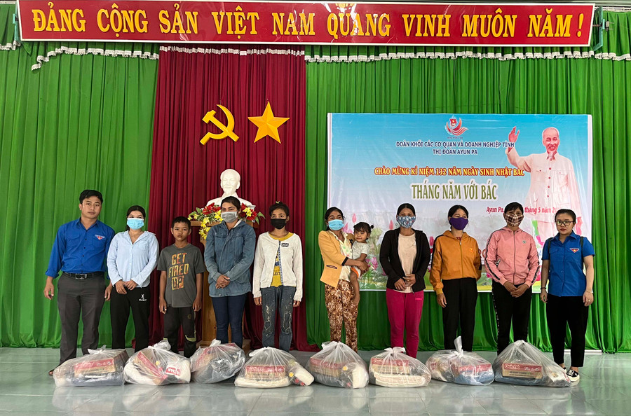 Các đơn vị trao quà cho hộ nghèo của xã Chư Băh (thị xã Ayun Pa). Ảnh: Bích Hương Ảnh: Bích Hương