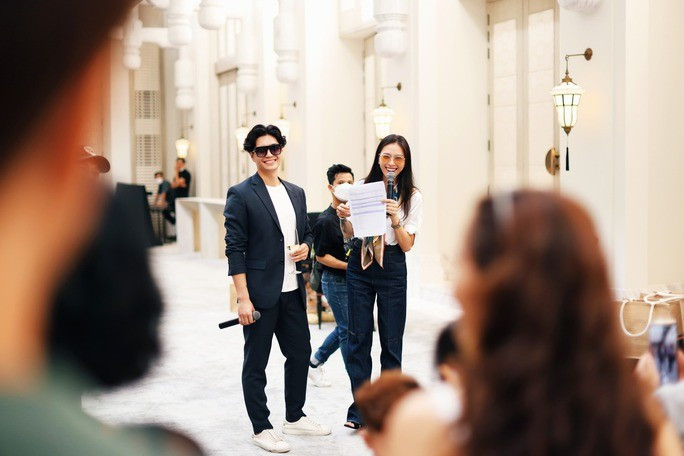 Cả hai tặng nhiều quà cho các khách mời