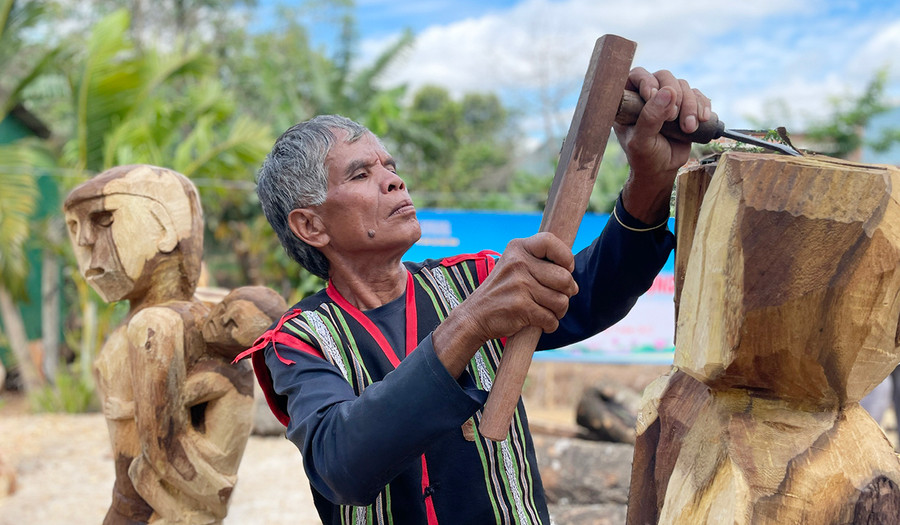 Một nghệ nhân tham gia lớp bồi dưỡng tạc tượng. Ảnh: Phương Duyên Một nghệ nhân tham gia lớp bồi dưỡng tạc tượng. Ảnh: Phương Duyên