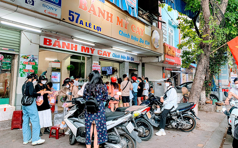 Các điểm bán bánh mì que - món ăn vặt hấp dẫn và cũng được coi là món quà quê của Hải Phòng luôn luôn đông khách. Các điểm bán bánh mì que - món ăn vặt hấp dẫn và cũng được coi là món quà quê của Hải Phòng luôn luôn đông khách.