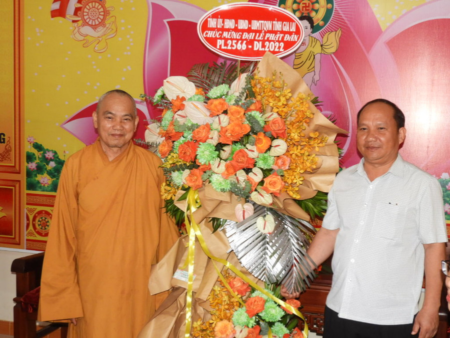 Phó Bí thư Tỉnh ủy Rah Lan Chung (phải) tặng lẵng hoa của Tỉnh ủy chúc mừng Ban Trị sự Giáo hội Phật giáo Việt Nam tỉnh nhân dịp Đại lễ Phật đản. Ảnh: Thanh Nhật
