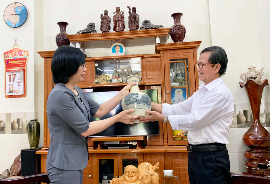 Phó Chủ tịch UBND tỉnh Nguyễn Thị Thanh Lịch thăm, tặng quà đồng chí Huỳnh Thành- Nguyên TUV, Phó Trưởng đoàn Đại biểu Quốc hội tỉnh. Ảnh: Như Nguyện