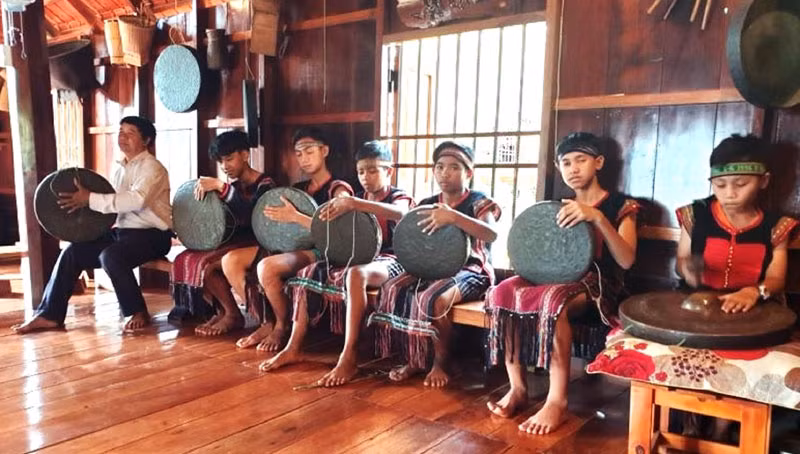 Một lớp truyền dạy diễn tấu cồng chiêng Ê Đê cho trẻ em ở các buôn làng Đắk Lắk.