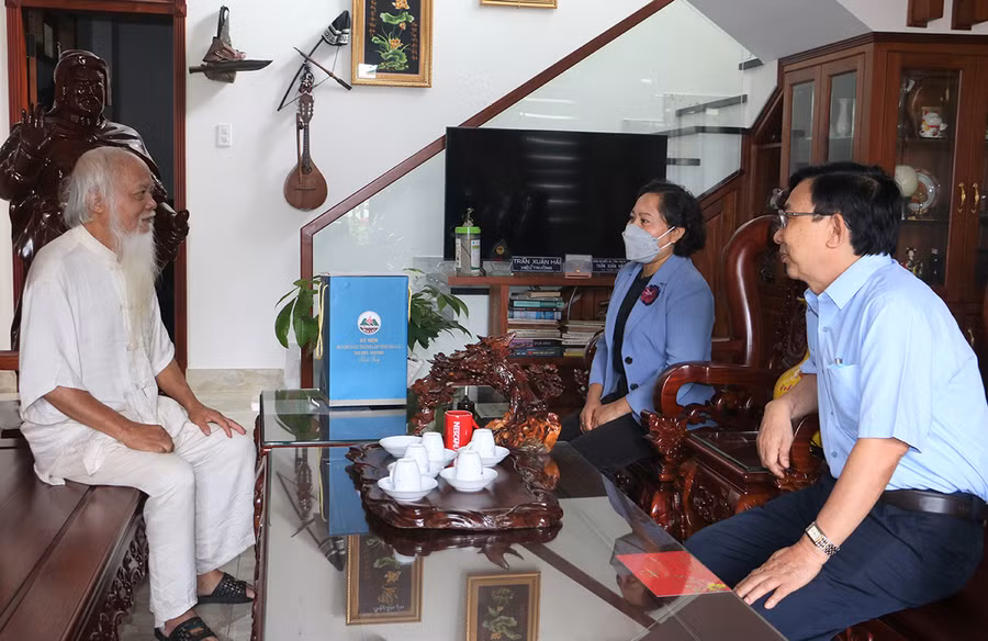 Đoàn đã đến thăm, tặng quà đồng chí Trần Xuân Hải-nguyên Tỉnh ủy viên, Phó Trưởng đoàn Đại biểu Quốc hội tỉnh. Ảnh: Quang Tấn