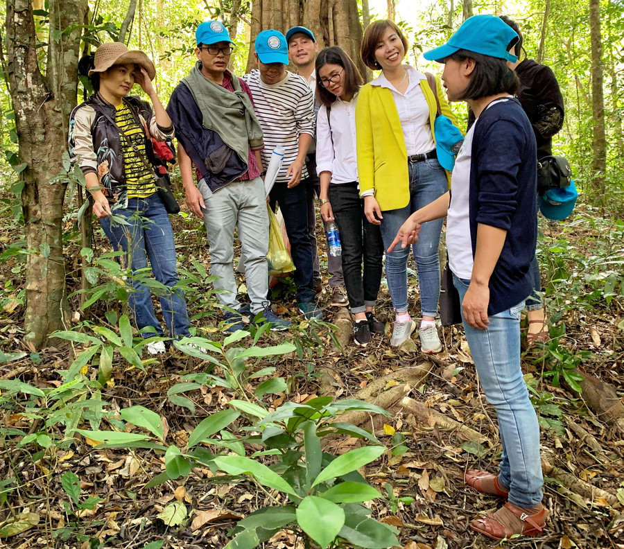 Kon Ka Kinh vẫy gọi du khách (GLO)- Sau quá trình chạy tour thử nghiệm, Ban Quản lý Vườn Quốc gia Kon Ka Kinh đã xây dựng các tuyến tham quan từ mức độ dễ đến khó để phù hợp với nhiều đối tượng du khách. Bên cạnh đó, các đơn vị lữ hành trong tỉnh cũng khai thác các tour trekking đặc thù, kết hợp trải nghiệm văn hóa bản địa và ẩm thực truyền thống với lịch trình hấp dẫn. Lựa chọn tuyến tham quan Các tuyến tham quan mà Ban Quản lý Vườn Quốc gia Kon Ka Kinh xây dựng đều dựa trên khảo sát thực tế để phù hợp với sức khỏe, sở thích và thời gian lưu trú của du khách. Trong đó, tuyến 1 ngày khám phá làng văn hóa truyền thống Đê Kjiêng (huyện Mang Yang), quần thể cây đa cổ thụ, thăm Trung tâm Cứu hộ, Bảo tồn và Phát triển sinh vật. Với thời gian 2 ngày 1 đêm, có 3 tuyến khác nhau để du khách lựa chọn khám phá: chiêm ngưỡng quần thể cây đa cổ thụ, thăm trạm nghiên cứu động vật và chinh phục cây thông 5 lá-một loại thực vật đặc hữu của Việt Nam (tuyến 1); thăm Trung tâm Cứu hộ, Bảo tồn và Phát triển sinh vật, sau đó xuyên rừng nguyên sinh vào xã Hà Đông (huyện Đak Đoa) tham quan các làng Bahnar còn nguyên sơ nằm giữa những dãy núi trùng điệp (tuyến 2); chinh phục đỉnh Đá Trắng và quan sát voọc chà vá chân xám, trạm nghiên cứu động vật, quần thể cây đa cổ thụ (tuyến 3). Ngoài ra, tuyến 3 ngày 2 đêm “Chinh phục thác 95” và tuyến 4 ngày 3 đêm “Chinh phục đỉnh Kon Ka Kinh” là những tuyến trekking với độ thử thách cao, có chút phiêu lưu, mạo hiểm. Du khách có thể tìm kiếm tour trải nghiệm phù hợp với nhu cầu cá nhân ở Vườn Quốc gia Kon Ka Kinh với các loại hình như: tham quan những điều kỳ thú chỉ có ở rừng nguyên sinh, du lịch sinh thái kết hợp nghe diễn giải môi trường tự nhiên. Hấp dẫn nhất là các loại hình thể thao leo núi, đạp xe qua những đường mòn dưới tán rừng, đi bộ xuyên rừng kết hợp tìm hiểu văn hóa bản địa. Đội ngũ hướng dẫn viên của Vườn Quốc gia Kon Ka Kinh cũng là những nhà “sinh vật học” có thể giải đáp các thắc mắc hoặc kể cho du khách nhiều câu chuyện hấp dẫn về đời sống bí ẩn của cây, của động vật đặc hữu dưới tán rừng già. Điểm đến hấp dẫn Tôi may mắn khi có cơ hội được trải nghiệm từ tuyến dễ nhất đến khó khăn, thử thách nhất trong các tuyến tham quan Vườn Quốc gia Kon Ka Kinh. Mỗi chuyến đi là một hành trình chạm vào thiên nhiên, tận hưởng vẻ đẹp đa dạng, bầu không khí trong lành của Khu dự trữ sinh quyển thế giới. Hành trình khám phá Vườn Quốc gia Kon Ka Kinh là trở về với người mẹ thiên nhiên, với cội nguồn sự sống, cùng những câu chuyện kỳ bí, hấp dẫn về thế giới tự nhiên. Trong đó, điểm tham quan Trung tâm Cứu hộ, Bảo tồn và Phát triển sinh vật nằm giữa đồng cỏ tự nhiên rộng 10 ha. Địa điểm này được quy hoạch thành nơi cứu hộ và chăm sóc các loài động vật được thu giữ từ hoạt động buôn bán, bẫy bắt, trước khi thả chúng trở lại môi trường tự nhiên. Đây cũng là nơi nuôi thả và phát triển một số loài động vật bán hoang dã như hươu sao, nhím, heo rừng… Các điểm tham quan thú vị nhất tại rừng nguyên sinh là quần thể cây đa cổ thụ với bộ rễ khổng lồ lộ thiên. Đây cũng được xem là những “cây thần” gắn với tín ngưỡng “vạn vật hữu linh” của đồng bào Bahnar. Nếu quần thể cây đa gắn với truyền thuyết về những vị thần thì thông 5 lá là loài thực vật quý hiếm, chỉ có ở Việt Nam. Ở độ cao trên 1.500 m, du khách có thể mục sở thị những cây thông 5 lá cổ thụ hàng trăm năm tuổi quý hiếm, đồng thời ngắm thác Ba Tầng kỳ vĩ có độ cao khoảng 20 m và cảnh núi rừng trùng điệp như một bức tranh sơn mài với khối màu đồng điệu. Chinh phục các ngọn thác cũng là điểm tham quan lý thú dành cho du khách thích trải nghiệm độ cao và đam mê vận động. Ngoài thác Ba Tầng thì thác 95 là dòng thác lớn và đẹp nhất trong Vườn Quốc gia Kon Ka Kinh. Nước chảy qua một vách đá cao 60 m rồi đổ vào mặt hồ rộng lớn bên dưới. Những thác nước ầm ào đổ giữa rừng nguyên sinh như đưa con người trở về với thế giới huyền diệu của Tây Nguyên đại ngàn. Đứng dưới những thác nước vừa hùng vĩ vừa diễm kiều như một nàng công chúa là cảm giác vừa hưng phấn, vừa run rẩy choáng ngợp trước thế giới tự nhiên. Đỉnh Đá Trắng ở độ cao trên 1.400 m là 1 trong 2 tuyến đi khó khăn của Vườn Quốc gia. Từ đỉnh Đá Trắng có thể dễ dàng quan sát được sự hùng vĩ của núi rừng Kon Ka Kinh. Đây cũng là điểm để du khách quan sát tập tính sinh hoạt của các đàn voọc chà vá chân xám-loài động vật đặc hữu của Việt Nam, nằm trong danh sách các loài cực kỳ nguy cấp cần được bảo vệ khẩn cấp. Chúng tôi đã có hành trình lên đỉnh Đá Trắng trước khi chạm đến “nóc nhà Gia Lai”-đỉnh Kon Ka Kinh ở độ cao 1.748 m. Tuyến đi này xuất phát từ làng Hà Đừng (xã Đak Rong, huyện Kbang). Hành trình chinh phục đỉnh Kon Ka Kinh có thể rút ngắn lại 3 ngày 2 đêm thay vì 4 ngày 3 đêm nhưng du khách vẫn được trải nghiệm đầy đủ các cung bậc cảm xúc kỳ thú nhất của chuyến trekking xuyên rừng già. Dựng trại ngủ đêm giữa rừng nguyên sinh ở độ cao hàng ngàn mét, ngắm những “khu rừng ma” với đủ kiểu dáng kỳ dị, cổ quái của hệ thực vật được kiến tạo qua hàng trăm năm trong điều kiện ẩm ướt và độ cao… là những trải nghiệm rất đáng giá. Hành trang khi xuyên rừng Sức khỏe là yếu tố đầu tiên mà mỗi người cần phải chuẩn bị cho hành trình khám phá. Du lịch Vườn Quốc gia Kon Ka Kinh những năm gần đây dần hướng đến sự chuyên nghiệp nên có các dịch vụ đi kèm để đáp ứng nhu cầu khách tham quan. Chị Vũ Thị Trinh-hướng dẫn viên du lịch của Vườn Quốc gia-cho biết: “Ngoài đội ngũ hướng dẫn viên, người dẫn đường, vận chuyển đồ, Vườn Quốc gia còn có dịch vụ cho thuê trang-thiết bị tham quan và du lịch thể thao, leo núi cho du khách như: giày dép, tất chống vắt, lều bạt, cho thuê dụng cụ đi rừng, dịch vụ ăn uống, lưu trú, bán các sản vật từ rừng…”. Ngoài dịch vụ của Vườn Quốc gia Kon Ka Kinh, hiện nay, các đơn vị lữ hành cũng đang khai thác tour “Chinh phục Vườn Quốc gia Kon Ka Kinh” với lịch trình khá hấp dẫn. Hướng dẫn viên Nguyễn Lê Hoàng Anh (Công ty TNHH Thương mại du lịch sinh thái Gia Lai) cho biết: Đây vẫn luôn là điểm có sức hấp dẫn của du lịch Gia Lai. Nếu trước đây, tour trekking khám phá rừng nguyên sinh chủ yếu thu hút khách nước ngoài thì nay càng hấp dẫn khách nội địa. “Một ngày đi bộ xuyên rừng, hít thở không khí thiên nhiên trong lành, mệt thì dừng lại đốt lửa nấu ăn, tắm mát ở dòng suối… đã mang đến cho du khách cảm xúc thích thú. Nhất là tour này rất thuận lợi khi có thể đưa đón khách về lại trung tâm Pleiku trong ngày”-chị Nguyễn Lê Hoàng Anh cho biết. Trong chuyến khảo sát Vườn Quốc gia để làm mới các sản phẩm du lịch, anh Lê Chí Nguyện (Công ty TNHH một thành viên Du lịch Tây Nguyên Xanh) cho hay: Du lịch tìm về với tự nhiên không chỉ là xu hướng nhất thời, nếu khai thác được càng nhiều loại hình càng đáp ứng được nhu cầu đa dạng của du khách. Anh Nguyện đề xuất: “Vườn Quốc gia nên sưu tầm thêm những câu chuyện có yếu tố kỳ bí xung quanh quần thể cây đa cổ thụ để tăng sự tò mò, hấp dẫn du khách. Một vài điểm đến ở nước ngoài mà tôi từng dẫn khách chỉ cần 1 cây cổ thụ thôi nhưng họ khai thác thêm nhiều câu chuyện xung quanh để làm thành 1 sản phẩm du lịch hấp dẫn. Chúng ta có hẳn 1 quần thể, lại gắn với đời sống văn hóa của người Bahnar bản địa nên sẽ có nhiều câu chuyện hay để kể cho khách du lịch”. Còn anh Nguyễn Long Trọng-hướng dẫn viên tự do (TP. Pleiku) thì chia sẻ: Không gian của Vườn Quốc gia rất thích hợp để tổ chức trò chơi team building, đặc biệt là du lịch hè cho học sinh. Các em vừa được sống với thiên nhiên hoang dã, vừa được tham gia các trò chơi, rèn luyện sức khỏe, kỹ năng sinh tồn. “Trước dịch Covid-19, chúng tôi thường xuyên tổ chức các tour du lịch kết hợp huấn luyện kỹ năng sinh tồn cho học sinh trong Vườn Quốc gia. Nhưng hoạt động này tạm ngưng trong 2 năm vừa qua. Sắp tới, chúng tôi sẽ khởi động lại chương trình du lịch hè, trong đó kết hợp nhiều yếu tố rèn luyện sức khỏe, kỹ năng, vừa giúp các em học sinh có những trải nghiệm mới mẻ với môi trường rừng tự nhiên”-anh Trọng cho biết. MINH CHÂU Hướng dẫn viên Vũ Thị Trinh giới thiệu với du khách hệ thực vật phong phú trong Vườn Quốc gia Kon Ka Kinh. Ảnh: Minh Châu Động vật bán hoang dã được chăm sóc tại Trung tâm Cứu hộ, Bảo tồn và Phát triển sinh vật. Ảnh: Minh Châu Du khách trên hành trình chinh phục đỉnh Kon Ka Kinh. Ảnh: Minh Châu