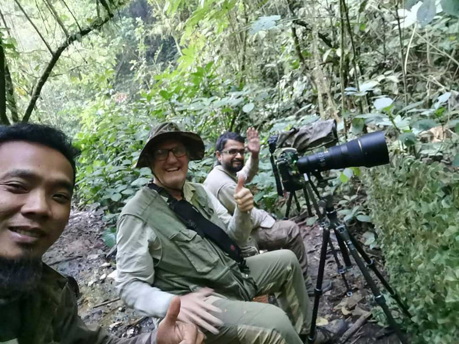 Jim George (giữa) trong một chuyến đi chụp chim. Ảnh: FACEBOOK NHÂN VẬT