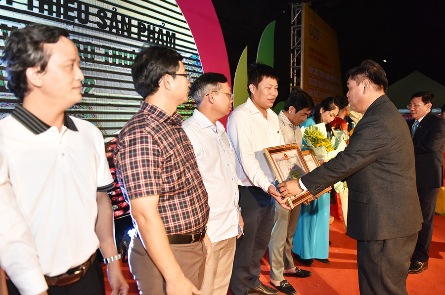 Phó Chủ tịch UBND tỉnh Kpă Thuyên trao bằng khen cho các trung tâm khuyến công tham gia hội chợ. Ảnh: Đức Thụy Phó Chủ tịch UBND tỉnh Kpă Thuyên trao bằng khen cho các trung tâm khuyến công các tỉnh tham gia sản phẩm OCOP. Ảnh: Đức Thụy