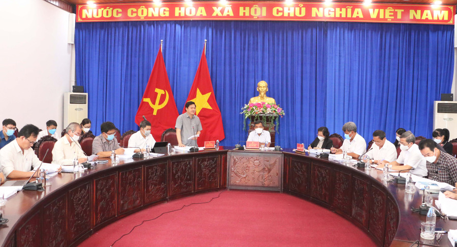 Quang cảnh buổi giám sát tại các sở, ngành của tỉnh