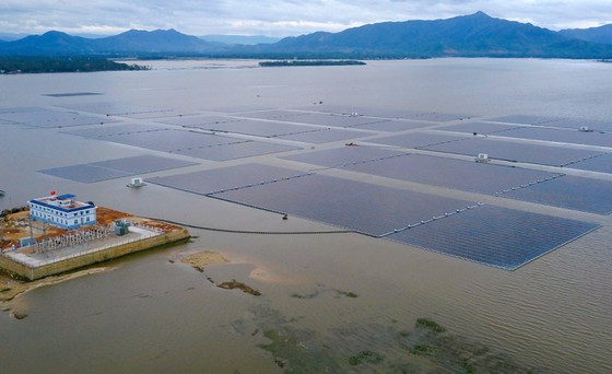 Nhà máy điện mặt trời đầm Trà Ổ choáng 60ha mặt nước vùng đầm ngọt này. Ảnh: EVNCPC