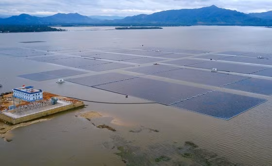 Nhà máy điện mặt trời đầm Trà Ổ choáng 60ha mặt nước vùng đầm ngọt này. Ảnh: EVNCPC