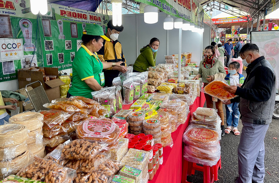 Nhiều gian hàng của các tỉnh bạn thu hút sự tham quan, mua sắm của người dân. Ảnh: Vũ Thảo Nhiều gian hàng của các tỉnh bạn được người tiêu dùng Gia Lai tham quan và mua sắm. Ảnh: Vũ Thảo