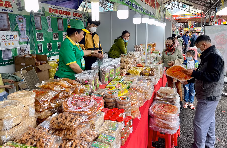 Nhiều gian hàng của các tỉnh bạn được người tiêu dùng Gia Lai tham quan và mua sắm. Ảnh: Vũ Thảo