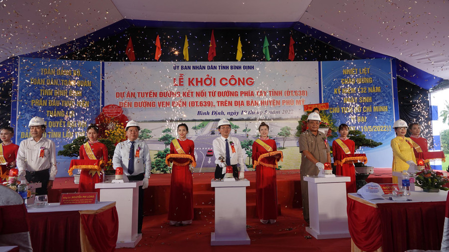 Lãnh đạo tỉnh Bình Định ấn nút khởi công dự án tuyến đường kết nối đông-tây tại H.Phù Mỹ. Ảnh: Hoàng Trọng Lãnh đạo tỉnh Bình Định ấn nút khởi công dự án tuyến đường kết nối đông-tây tại H.Phù Mỹ. Ảnh: Hoàng Trọng