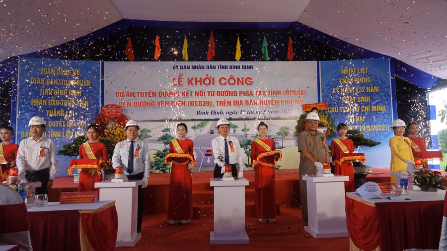 Lãnh đạo tỉnh Bình Định ấn nút khởi công dự án tuyến đường kết nối đông-tây tại H.Phù Mỹ. Ảnh: Hoàng Trọng