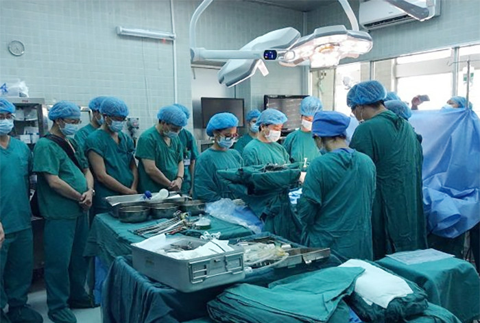 Các Y, bác sĩ dành một phút mặc niệm tiễn biệt người bệnh trước khi thực hiện ca mổ lấy tạng.
