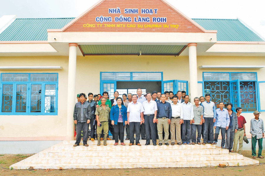 Công ty Cao su Chư Păh bàn giao nhà sinh hoạt cộng đồng cho làng Roih, xã Ia Phí, huyện Chư Păh. Ảnh: Vĩnh Hoàng