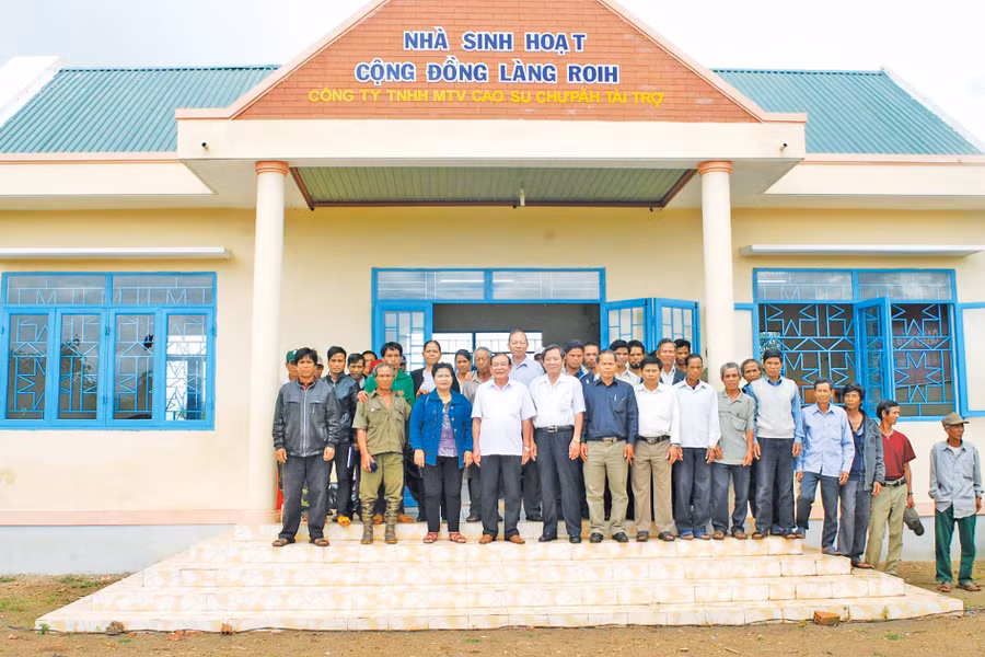 Công ty Cao su Chư Păh bàn giao nhà sinh hoạt cộng đồng cho làng Roih, xã Ia Phí, huyện Chư Păh. Ảnh: Vĩnh Hoàng