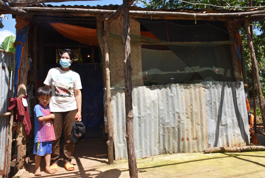 Nhiều năm qua, gia đình chị Hoa sống trong căn nhà tạm bợ. Ảnh: Hà Phương