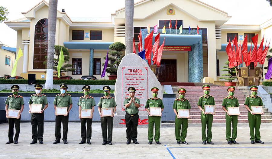 Thiếu tướng Rah Lan Lâm trao giấy khen cho các tập thể có thành tích xuất sắc trong công tác đấu tranh phòng-chống tội phạm. Ảnh: Lê Ánh  Thiếu tướng, Tiến sỹ Rah Lan Lâm-Ủy viên BTV Tỉnh ủy, Bí thư Đảng ủy, Giám đốc Công an tỉnh trao Giấy khen cho các tập thể có thành tích xuất sắc trong công tác đấu tranh, phòng chống tội phạm. Ảnh: Lê Ánh