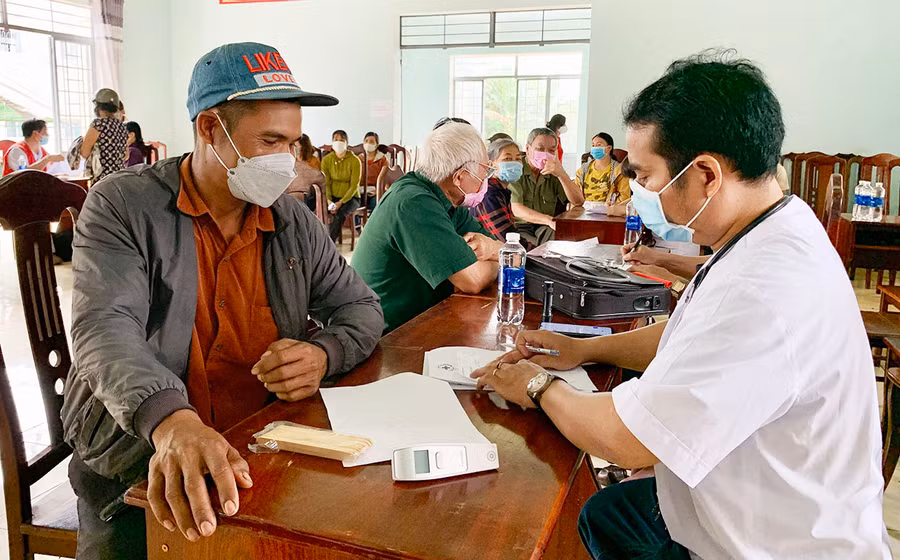  300 người dân nghèo, khó khăn, đối tượng chính sách xã Ia Băng, huyện Chư Prông được tặng quà, khám bệnh, cấp thuốc miễn phí trong ngày 14-5. Ảnh: Như Nguyện