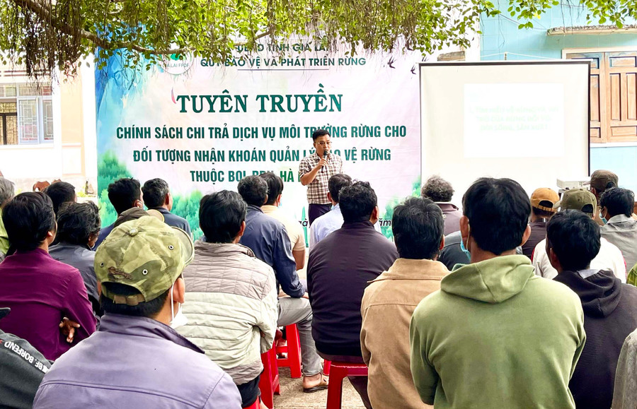 Tuyên truyền nâng cao nhận thức cho hơn 200 hộ dân tham gia nhận khoán quản lý, bảo vệ rừng về chính sách chi trả DVMTR. Ảnh: Minh Nguyễn