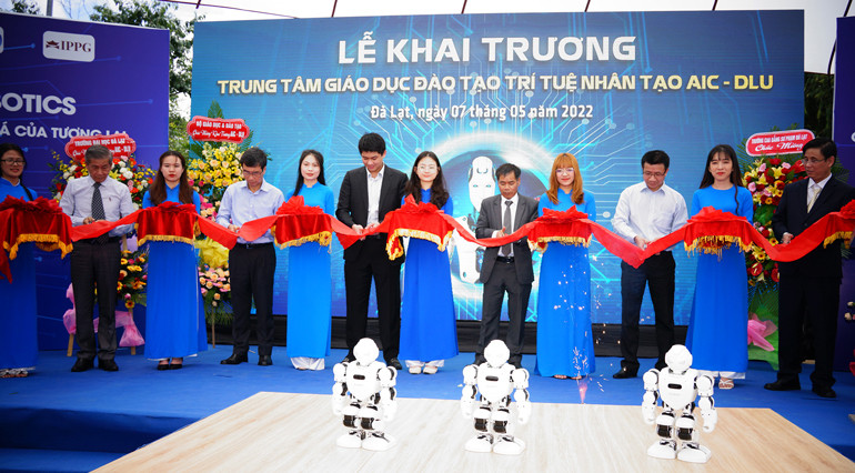 Các đại biểu cắt băng Khai trương Trung tâm Giáo dục đào tạo trí tuệ nhân tạo và công nghệ- Trường Đại học Đà Lạt