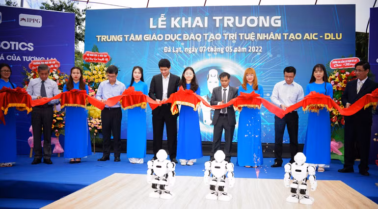 Các đại biểu cắt băng Khai trương Trung tâm Giáo dục đào tạo trí tuệ nhân tạo và công nghệ- Trường Đại học Đà Lạt