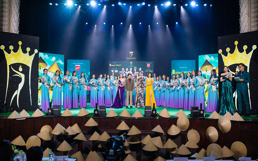 Các thí sinh và Ban giám khảo.